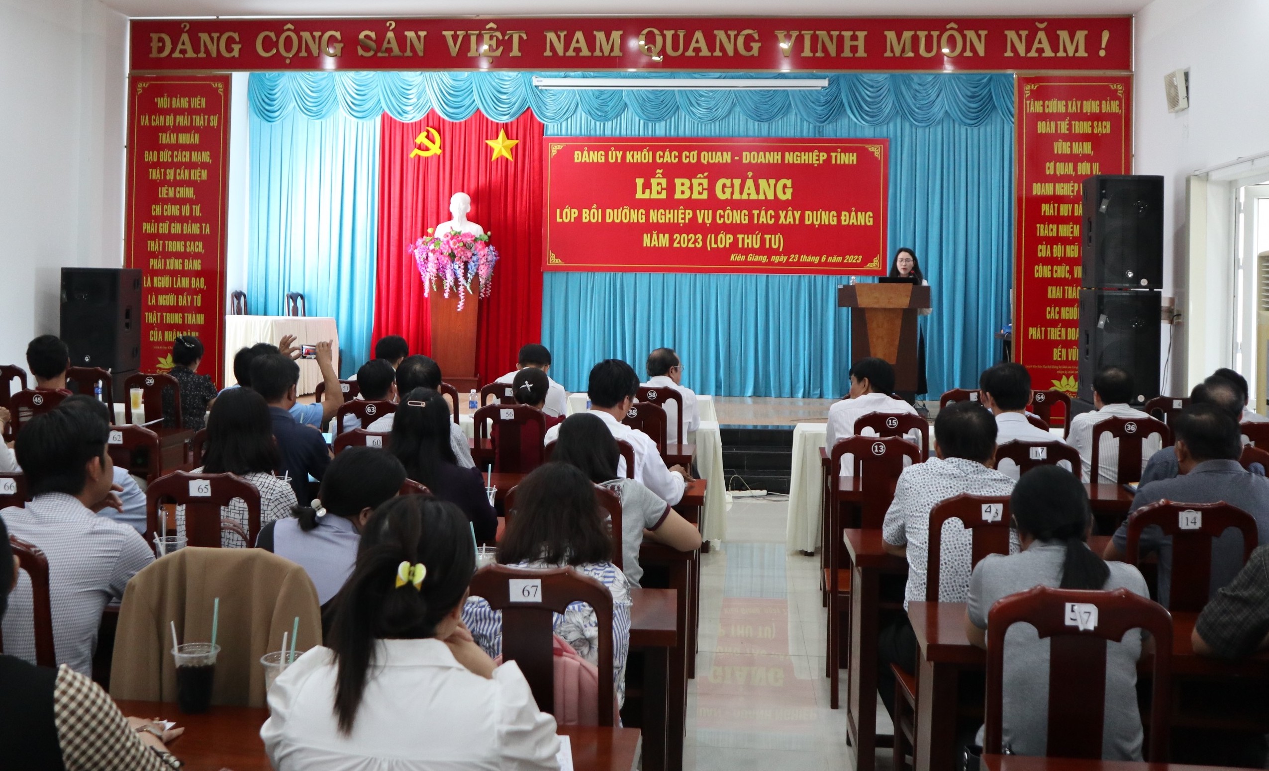 26-6-23 Quang cảnh lễ bế giảng.JPG